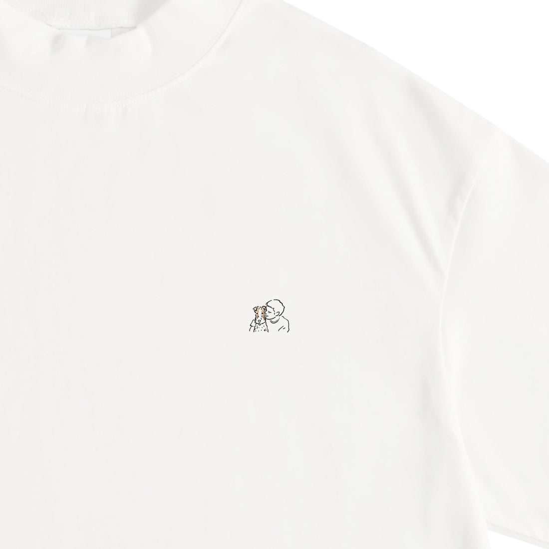 定番白ティにロゴ刺繍の入ったTシャツ