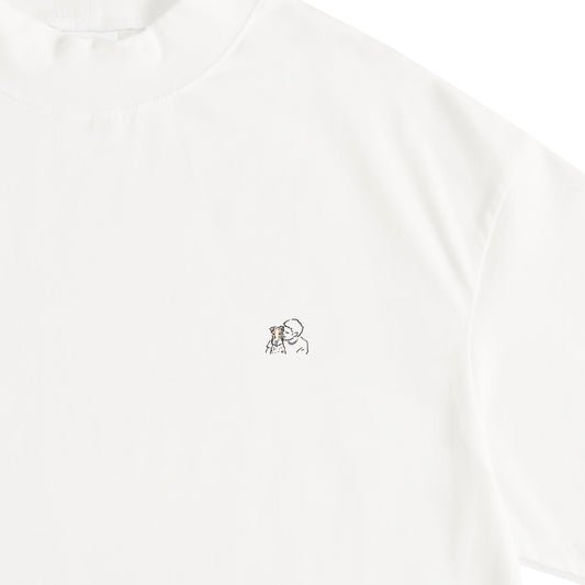 定番白ティにロゴ刺繍の入ったTシャツ